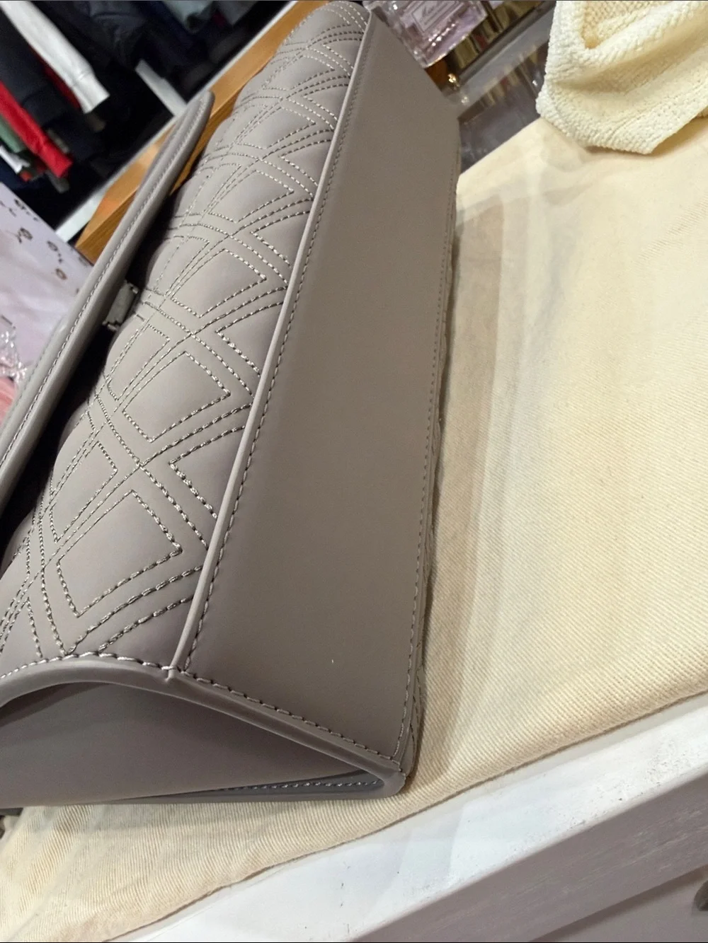Authentic Tory Burch Women’s Quilted Chain Shoulder Bag in Taupe